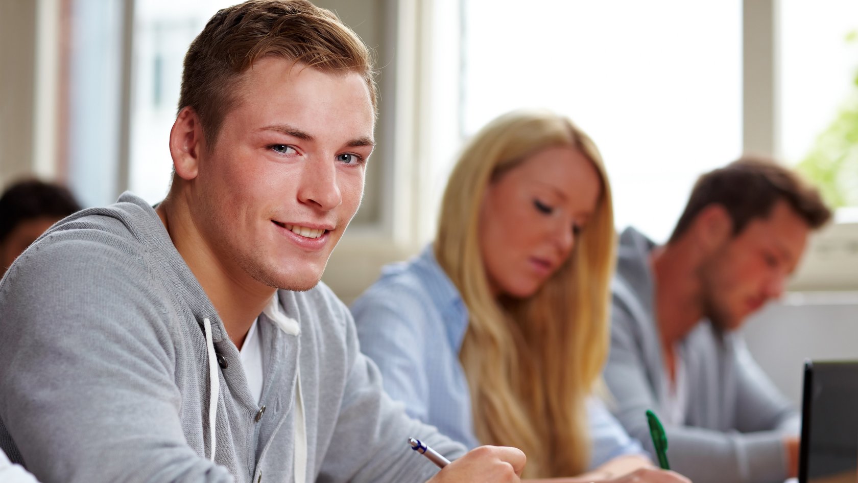 Junge Menschen beim Lernen