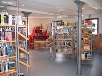 Gemeindebücherei Ammerbuch-Pfäffingen mit Buchregalen und Bilderbuchtrögen im Hintergrund