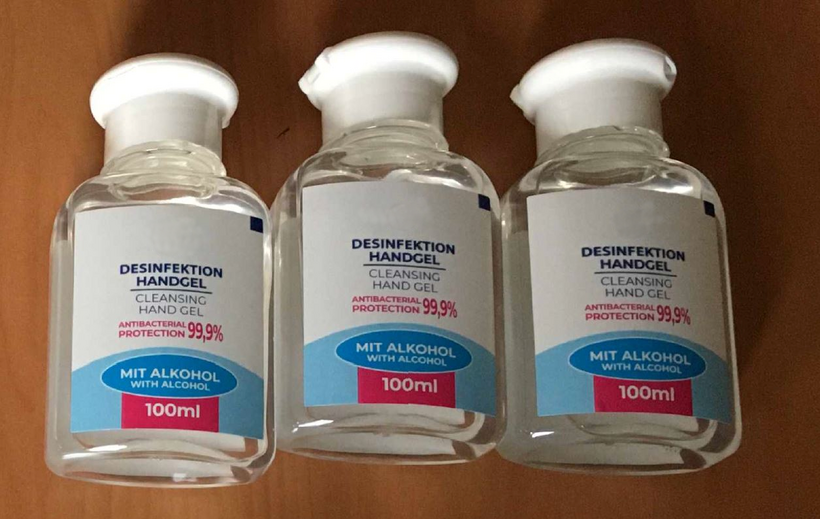 3 Behältnisse mit Desinfektionsgel