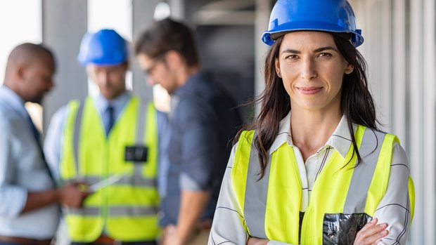 Architektin auf Baustelle