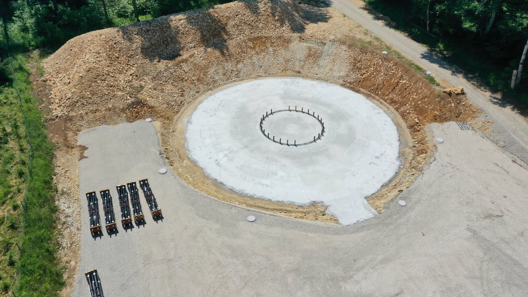 Die Magerbetonschicht: Drohnenaufnahme beim Standort WEA (Windkraftanlage) 5 im Windpark Gomadingen. Blick auf die große, kreisförmige Magerbetonschicht im Wald bei Gomadingen