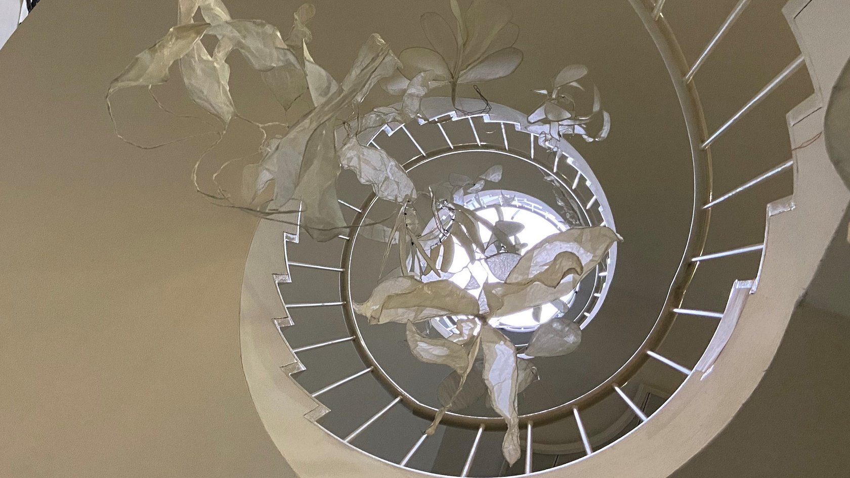 Leichte Rauminstallation aus Draht mit Papier im Treppenhaus hängend