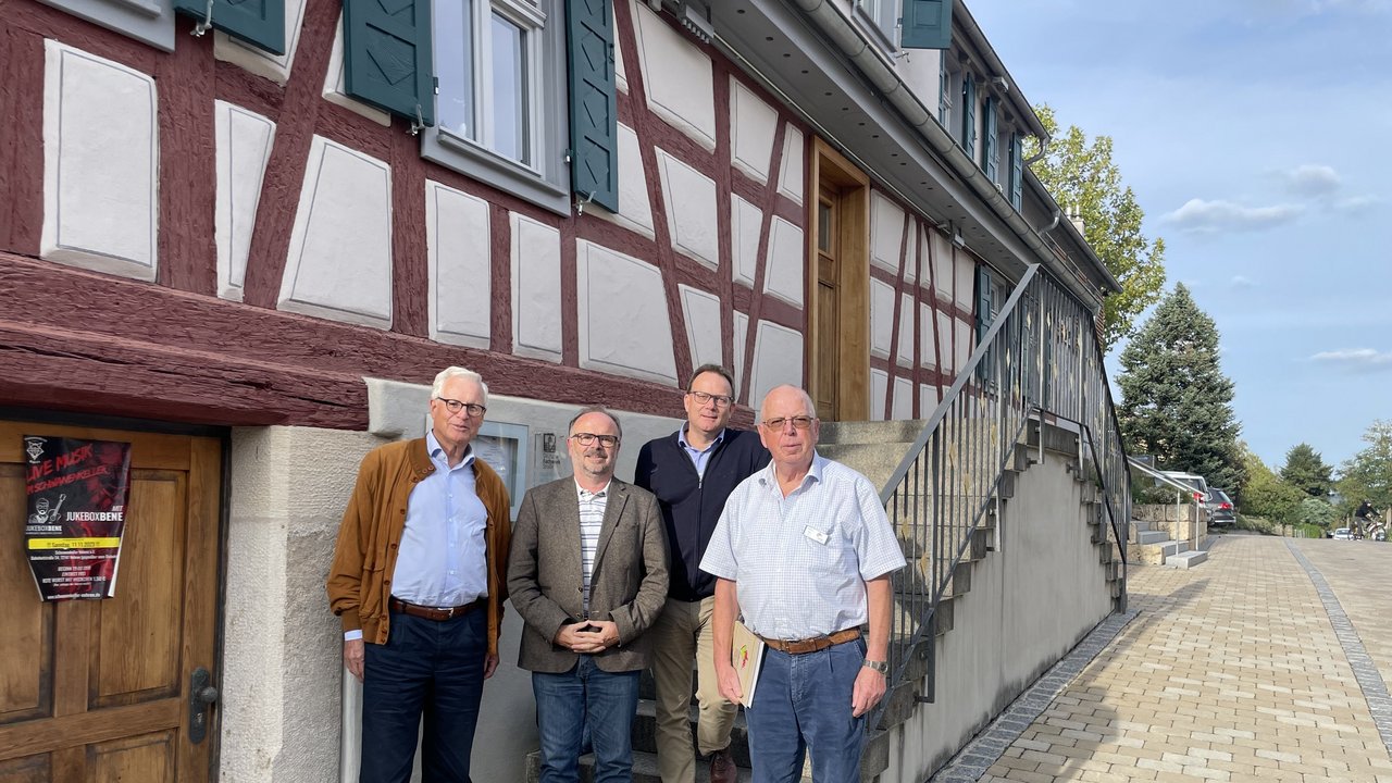 Das Foto zeigt die Jury des Wettbewerbs „Vorbildliches Dorfgasthaus“: Dr. Albrecht Rittmann, Karlheinz Geppert, Dr. Oliver Knörr, Harald Neu stehend vor einem Fachwerkgebäude