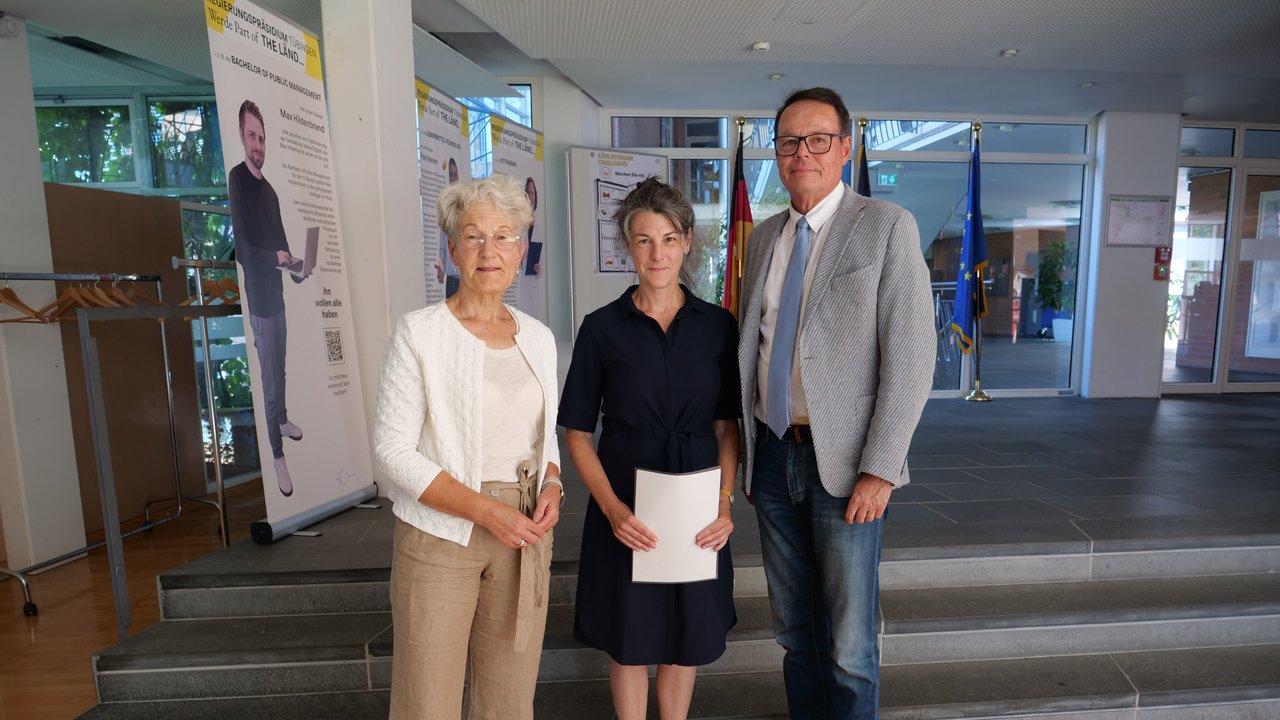 Das Foto zeigt Abteilungsleiterin Andrea Bär, Dr. Dorothee Braband und Regierungspräsident Klaus Tappeser im Foyer des RP Tübingen