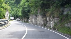 Eine Straße an einem Hang.