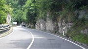 B 312 Albaufstieg Eine Straße an einem Hang.