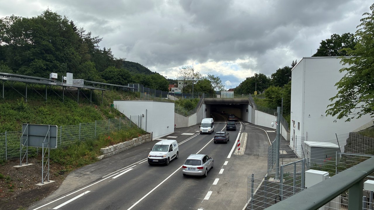 Das Foto zeigt die B 463 am Tunnel Albstadt Laufen. Mehrere Fahrzeuge fahren aus dem Tunnel heraus und in den Tunnel hinein.