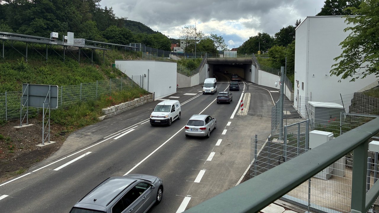 Das Foto zeigt die B 463 am Tunnel Albstadt Laufen. Mehrere Fahrzeuge fahren aus dem Tunnel heraus und in den Tunnel hinein.
