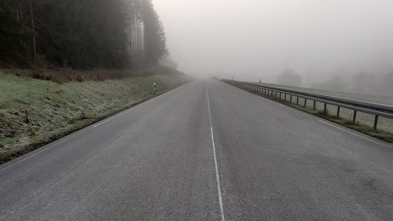 Das Bild zeigt die B 32 zwischen Burladingen und Gauselfingen; Fahrbahnmittelstreifen; Leitplanken; links Grünstreifen und Bäume