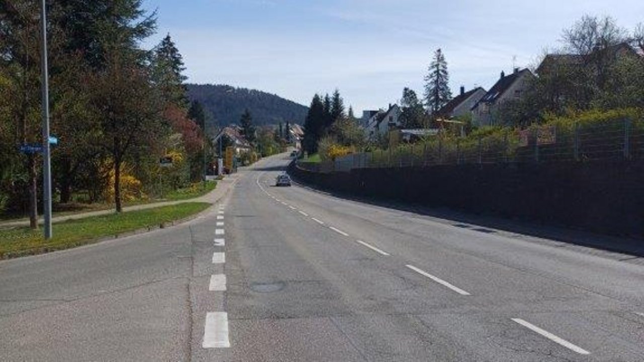 Das Foto zeigt die Ortsdurchfahrt von Albstadt-Lautlingen im Verlauf der B 463