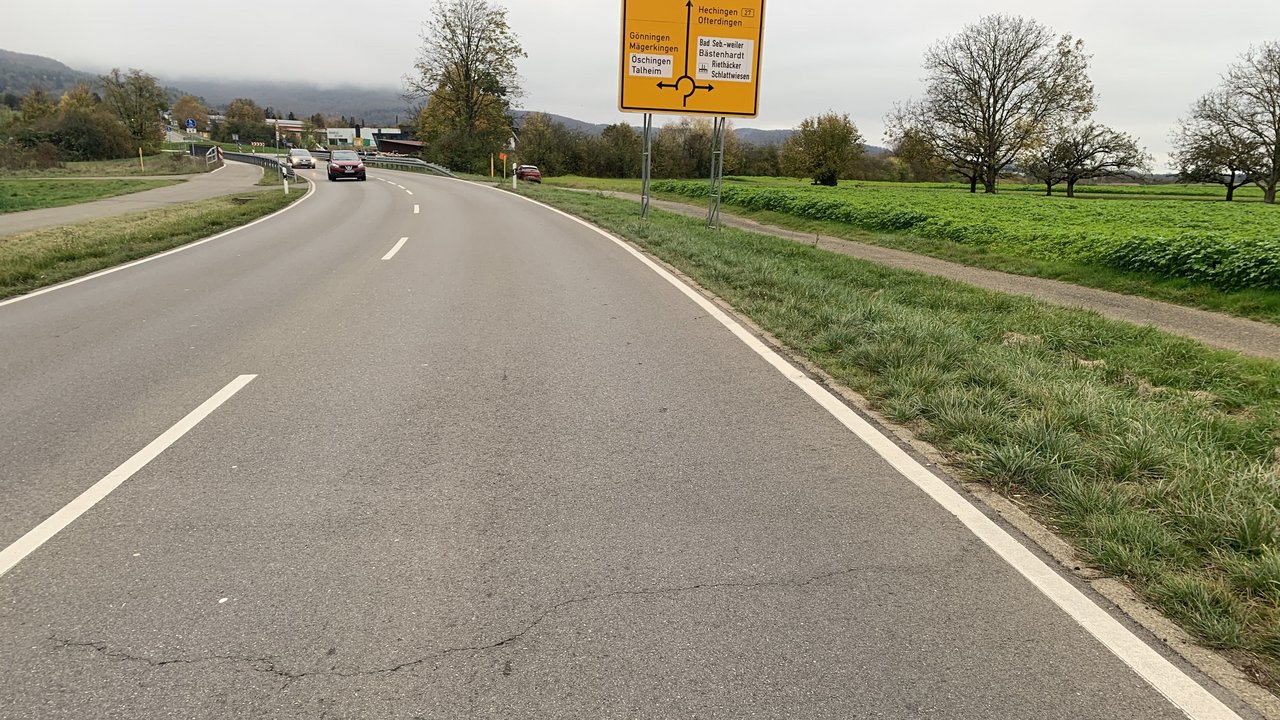 Das Foto zeigt die L 384 mit Straßenschäden