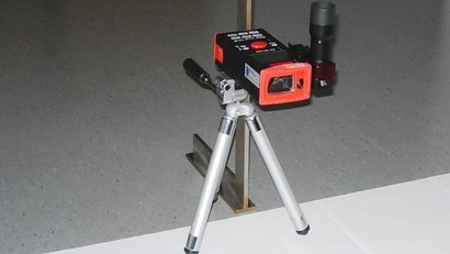Laserlängenmessgerät auf einem Stativ
