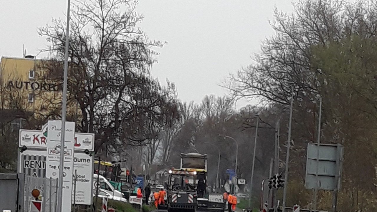 Blick auf die Baustelle und Baustellenfahrzeuge beim Umbau der B 28 Osttangente Rottenburg
