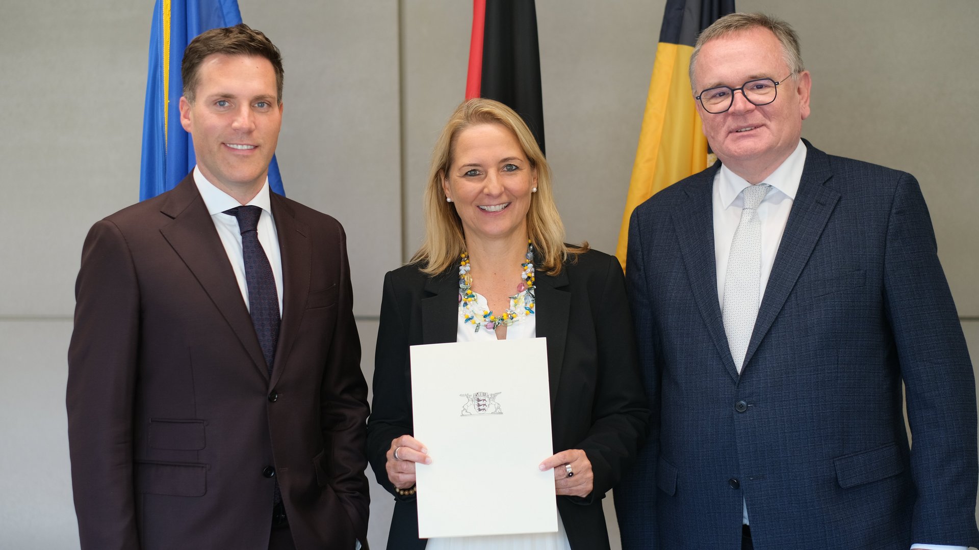 von links nach rechts sehen: Innenminister und stellvertretender Ministerpräsident Manuel Hagel MdL, Ministerium des Inneren, für Digitalisierung und Europa Baden-Württemberg, die neue Regierungspräsidentin Isabel Kling, Regierungspräsidium Tübingen, Staatssekretär Elmar Steinbacher, Ministerium des Inneren, für Digitalisierung und Europa Baden-Württemberg
