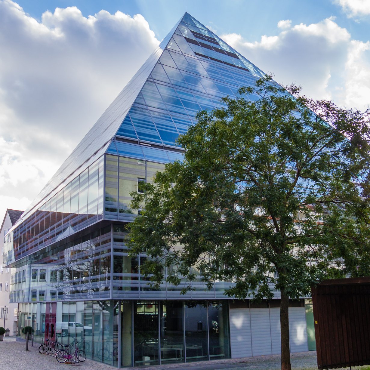 Blick auf Vorplatz und Eingang zur Zentralbibliothek Ulm in der "Glaspyramide" 