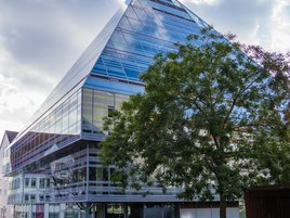 Blick auf Vorplatz und Eingang zur Zentralbibliothek Ulm in der "Glaspyramide" 