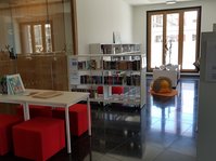 Bibliothek im Rathaus Salem - Kinderbereich mit roten Sitzmöbeln