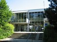 Stadtteilbibliothek Böfingen Die Stadtteilbibliothek Böfingen befindet sich in Böfingens Mitte am Rand eines Einkaufs- und Dienstleistungszentrums