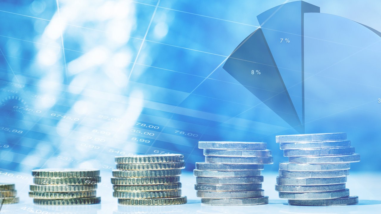 ein Geldstapel mit blauem Hintergrund