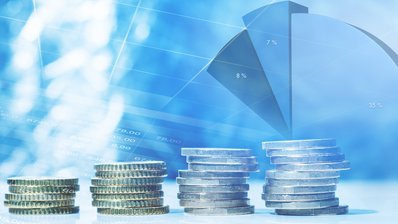 ein Geldstapel mit blauem Hintergrund