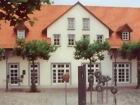 Bücherei im Münzhof Langenargen - von aussen mit Vorplatz mit Bronzefiguren