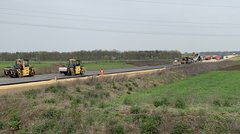 Walzen auf einem frisch asphaltierten Stück Straße