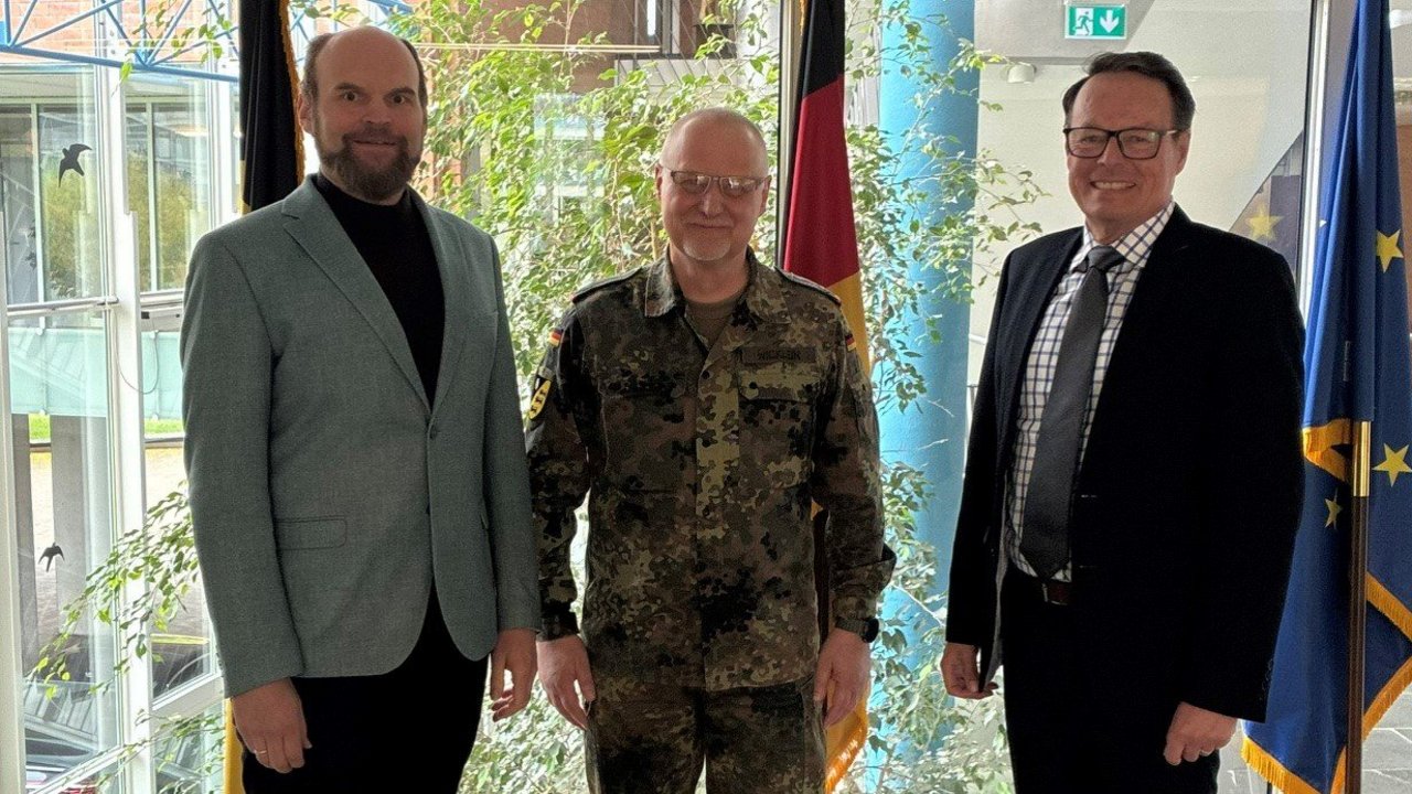 Ein Gruppenbild, links RL Dr. Daniel Hahn, OTL Wicklein, RP Tappeser