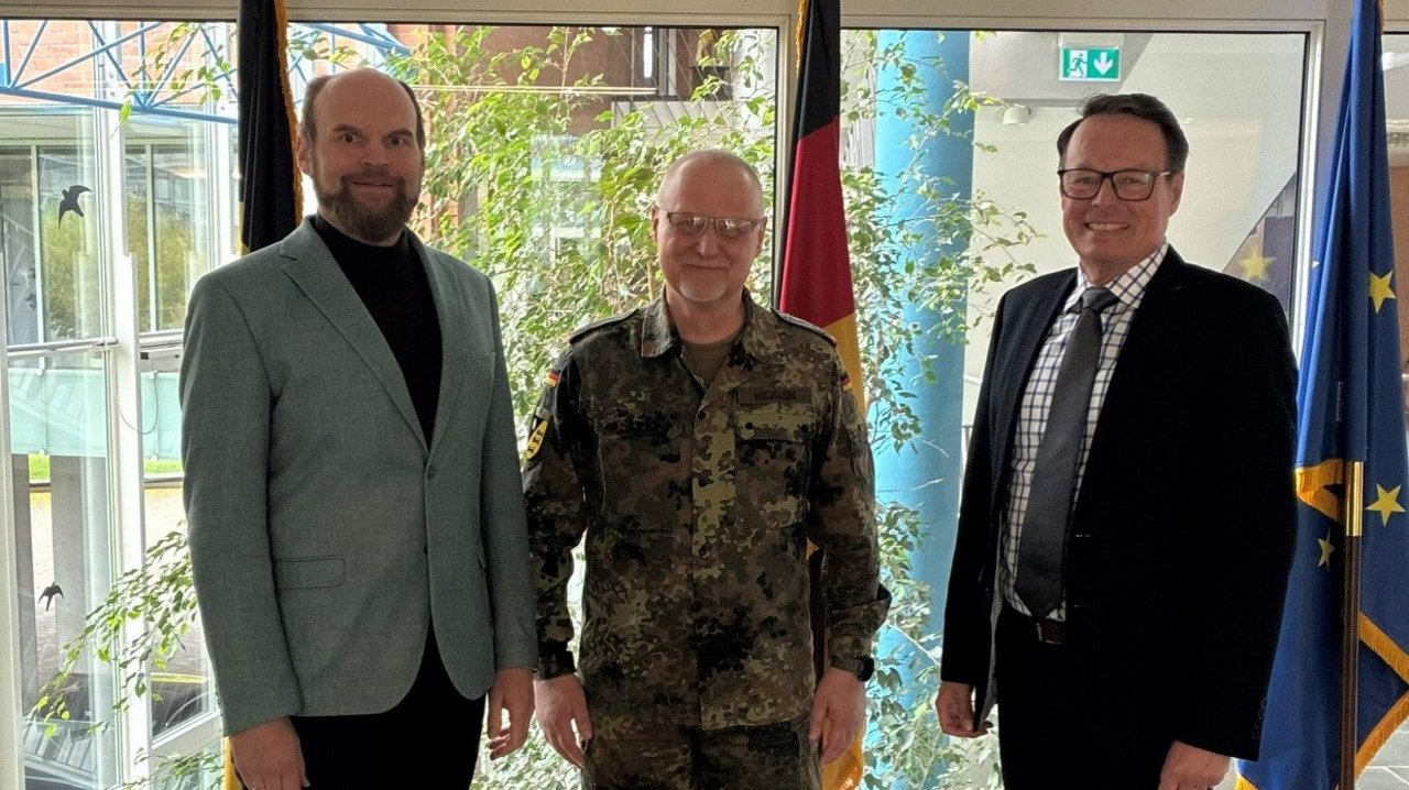 Ein Gruppenbild, links RL Dr. Daniel Hahn, OTL Wicklein, RP Tappeser