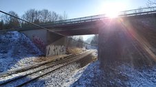 Eine Straßenbrücke über eine Bahnstrecke im Winter
