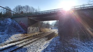 Eine Straßenbrücke über eine Bahnstrecke im Winter