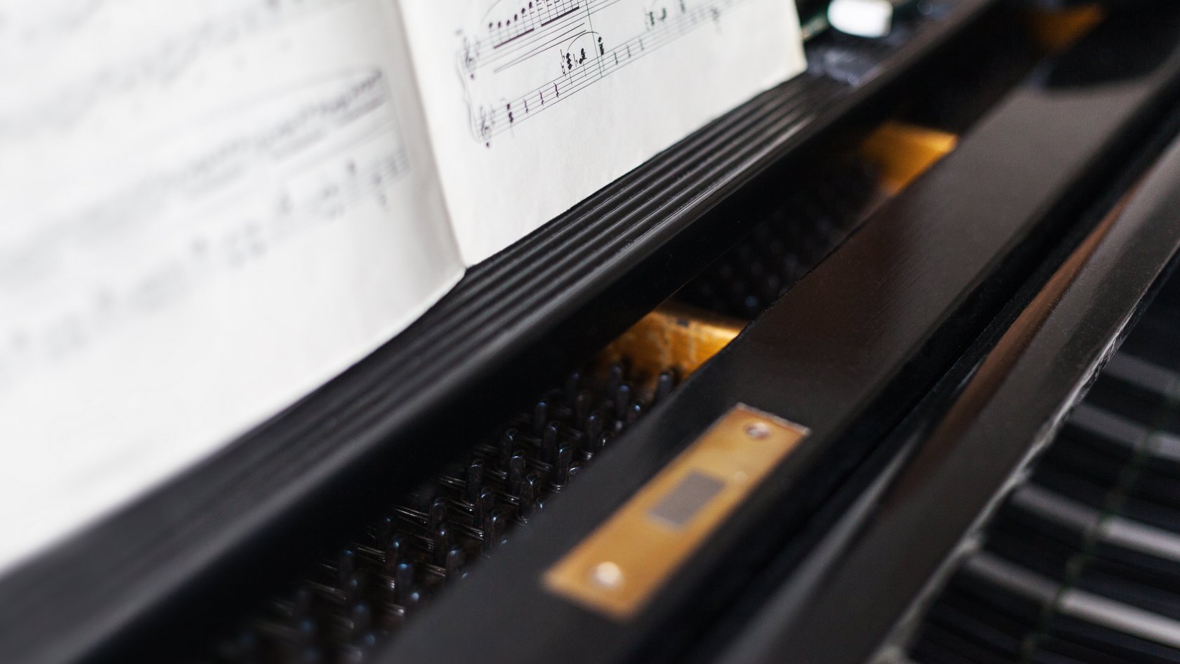 Man sieht einen Ausschnitt von einem Flügel mit Noten