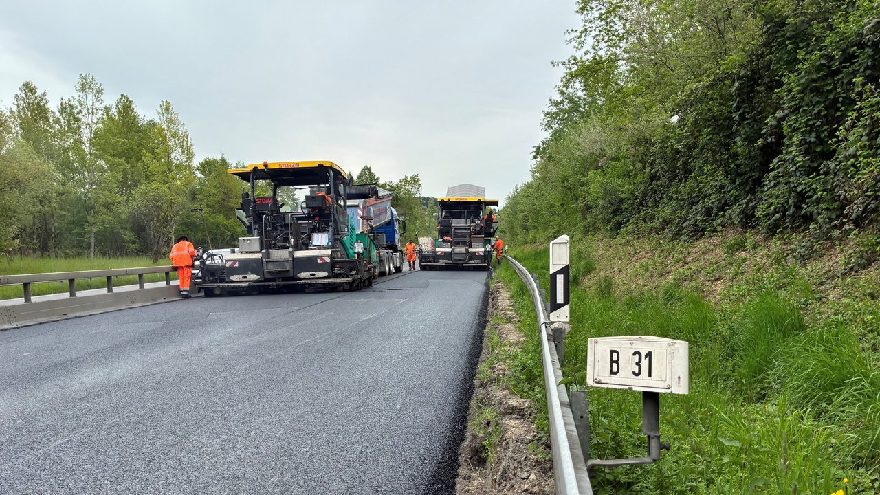 Das Foto zeigt eine Baustellenwalze beim Abschluss der Asphaltierungsarbeiten in BA 1 auf Höhe der Anschlussstelle Kressbronn