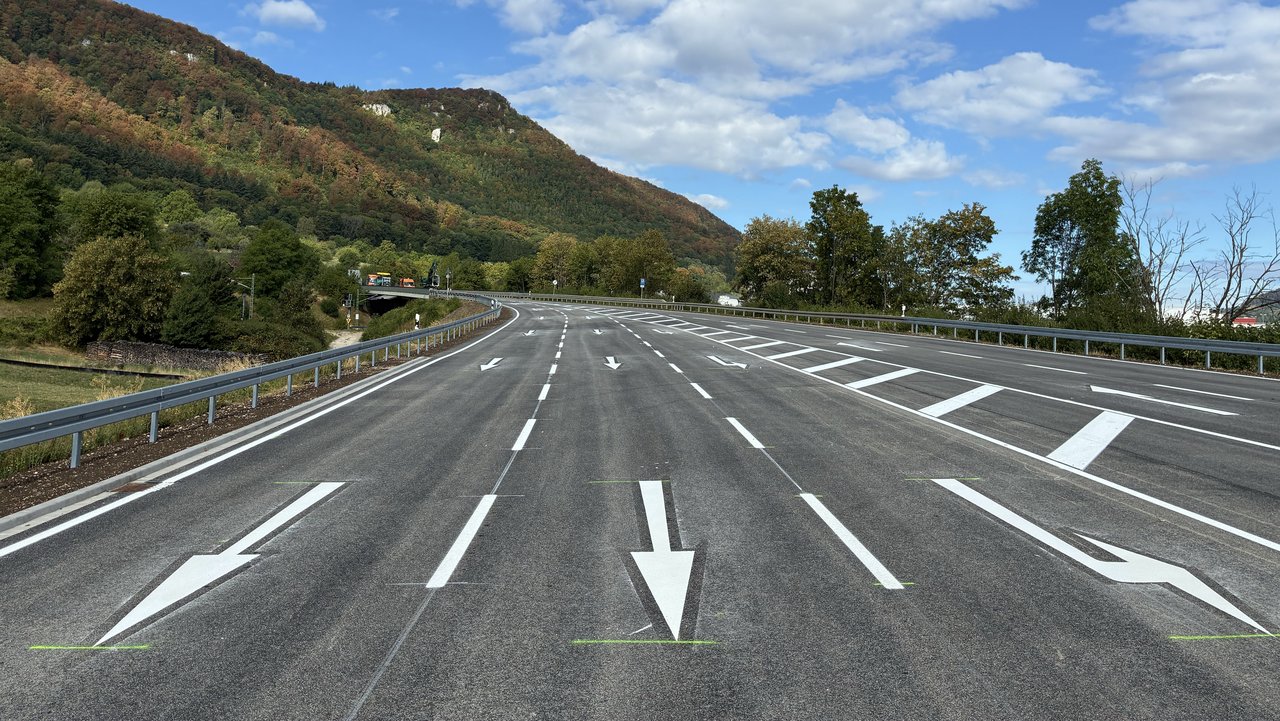 Das Foto zeigt die B 28 Dettinen an der Erms - Anschluss Bleiche