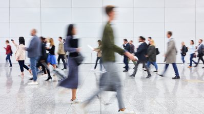 Menschen in der Gruppe, über den Flur eilend