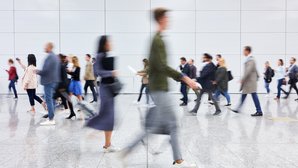 Menschen in der Gruppe, über den Flur eilend