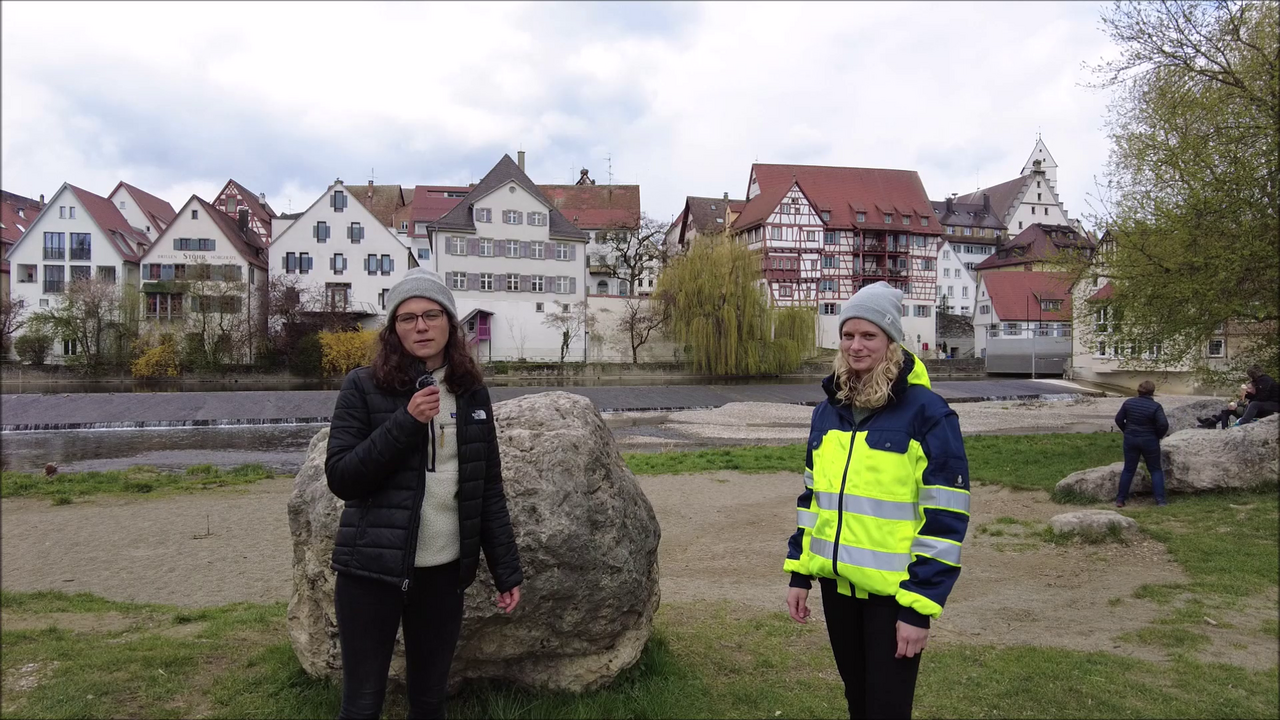 Das Bild zeig zwei Kolleginnen des Landesbetriebs Gewässer in Riedlingen