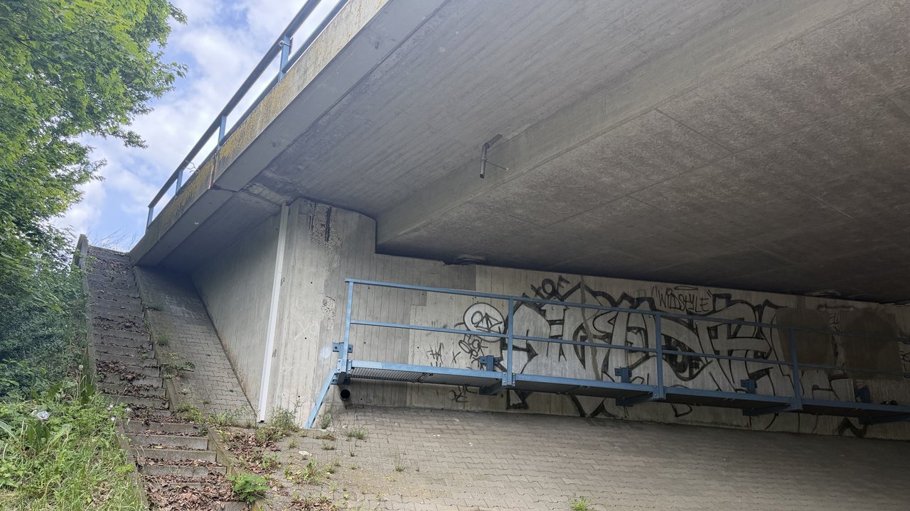 Das Foto zeigt die Brücke über die L 1165 bei Ulm-Lehr von unten.