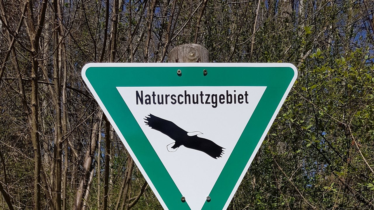 Blick auf eine Eingangstafel im Naturschutzgebiet