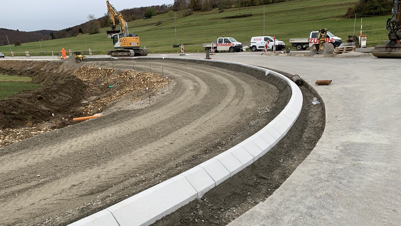 Das Foto zeigt die laufenden Bauarbeiten auf dem Radweg neben der L 2030. Mehrer Baustellenfahrzeuge