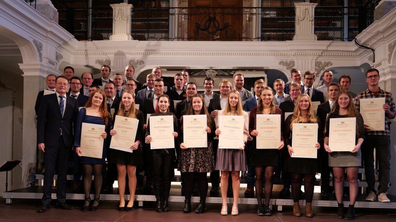 Das Foto zeigt Regierungspräsident Klaus Tappeser gemeinsam mit den diesjährigen Meisterinnen und Meistern der Landwirtschaft im Regierungsbezirk Tübingen 