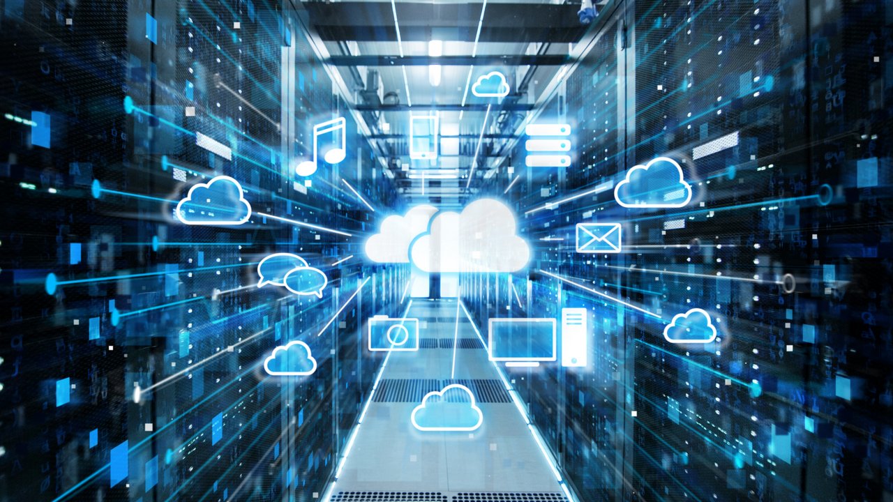 Visualisierung eines funktionierenden Rechenzentrums voller Rack-Server und Supercomputer