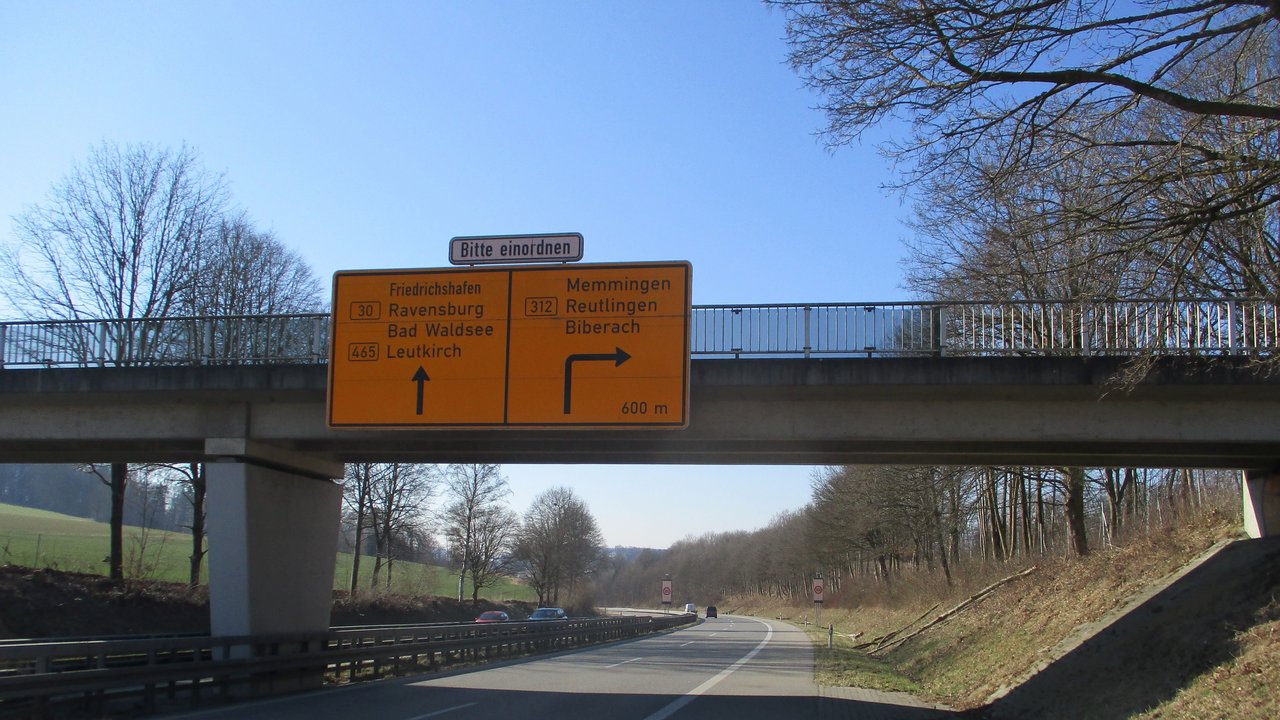 Man sieht auf dem Bild die Feldwegüberführung über die B 30 bei Biberach-Hagenbuch
