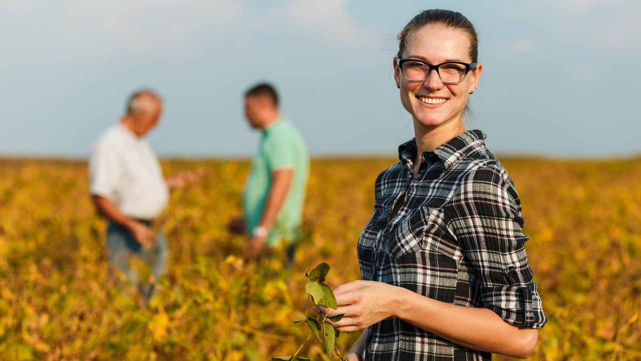 Junge Landwirtin prüft die Qualität vor der Ernte