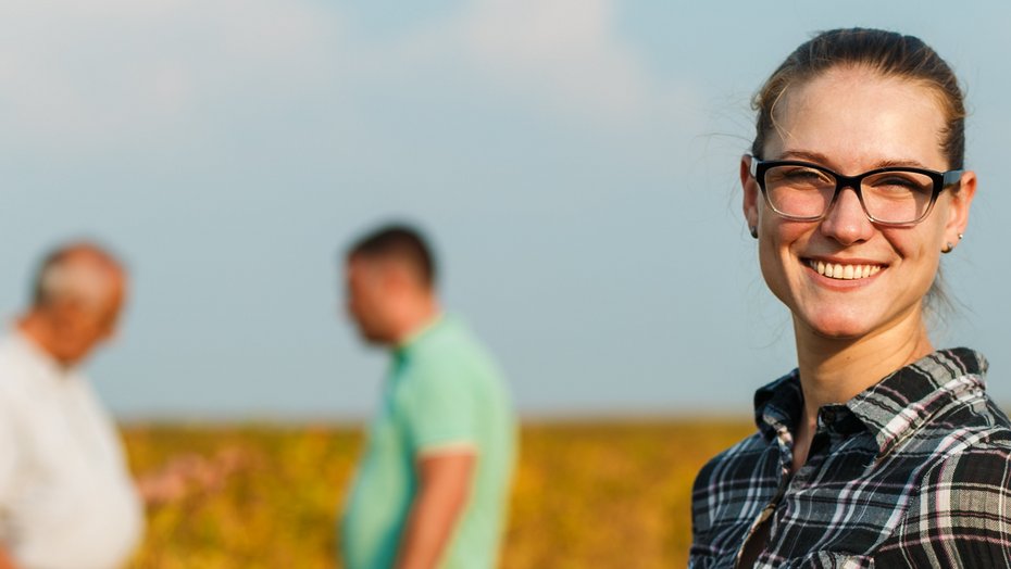 Junge Landwirtin prüft die Qualität vor der Ernte Junge Landwirtin prüft die Qualität vor der Ernte