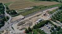 Luftbild einer Baustelle neben einer Straße