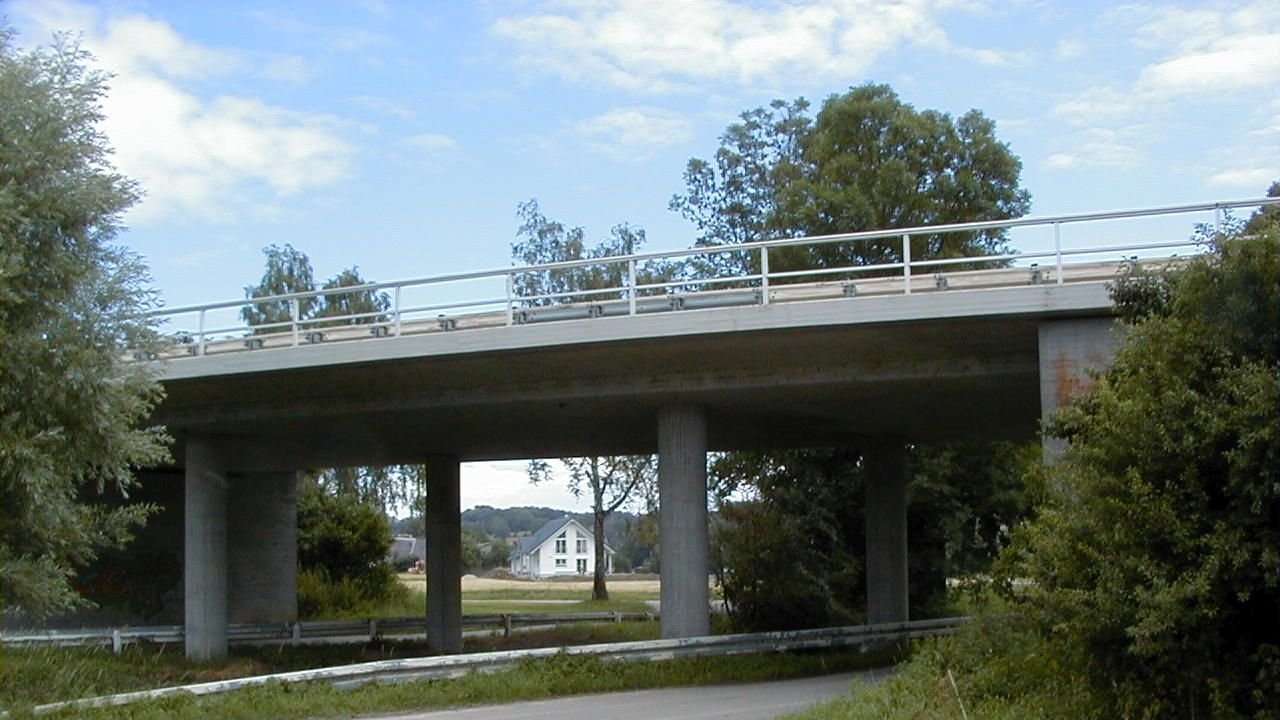 Man blickt auf die Lonebrücke in Breitingen unter der eine Straße durchführt