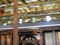 Restauriertes Mühlenrad in der Stadtbücherei Bad Urach in der Schloßmühle 