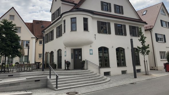 Dietenheim_-_Bild_2_-_Erneuerung_kommunales_Gebaeude, Man sieht das sanierte Rathaus