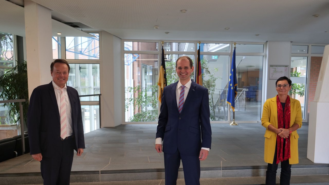 Regierungspräsident Klaus Tappeser, Referatsleiter Martin Weng und Abteilungspräsidentin Petra Stark im Foyer des RP Tübingen
