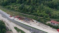 Luftbild einer Baustelle neben einer Straße. 